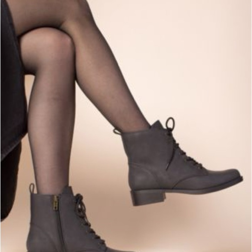 Journee Collection Women's Black Lace-Up Block Heel Ankle Boots Sz 10W